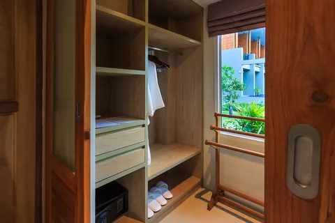 Villa walk-in closet