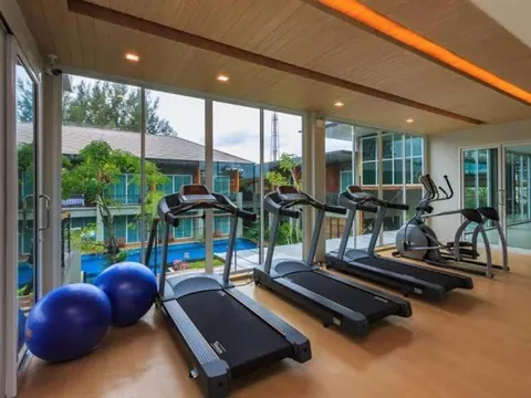 Fitness room overlooking the pool