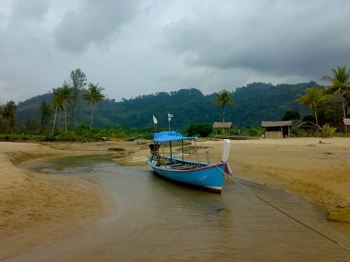 A fishing boat resting in the estuary at Bang Niang